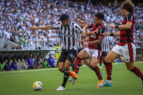 Lucas Emanuel/AGIF/ Ceará x Flamengo em campo pelo Brasileirão. 