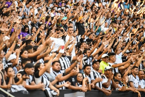 Foto: (Kely Pereira/AGIF) - Vina tem sido criticado por parte da torcida do Ceará