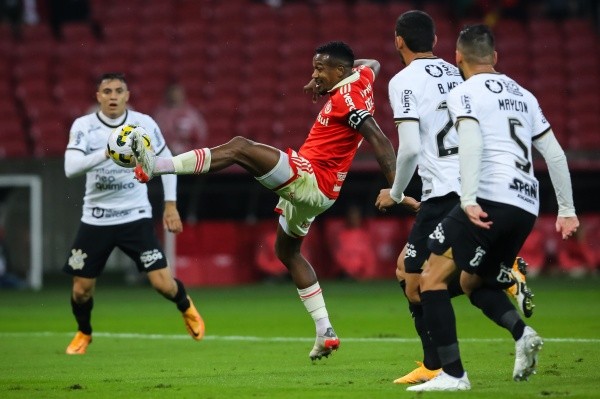 Pedro H. Tesch/AGIF/ Internacional e Corinthians em campo pelo Brasileirão. 