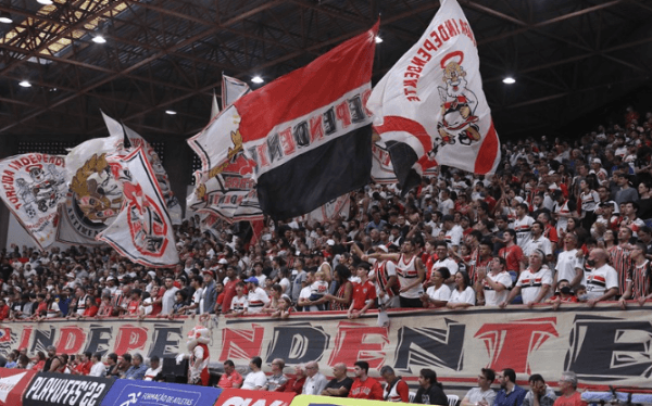 Torcida do São Paulo lotou o ginásio. Foto: Rubens Chiri - site oficial São Paulo FC