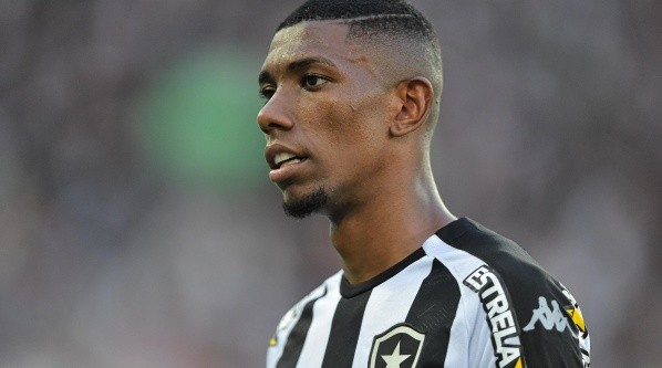 Kanu foi sacado do time titular do Botafogo (Foto: Thiago Ribeiro/AGIF)
