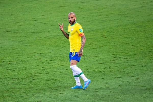 Daniel Alves gostaria de disputar a Copa do Mundo como jogador do Barcelona (Foto: Alessandra Torres/AGIF)