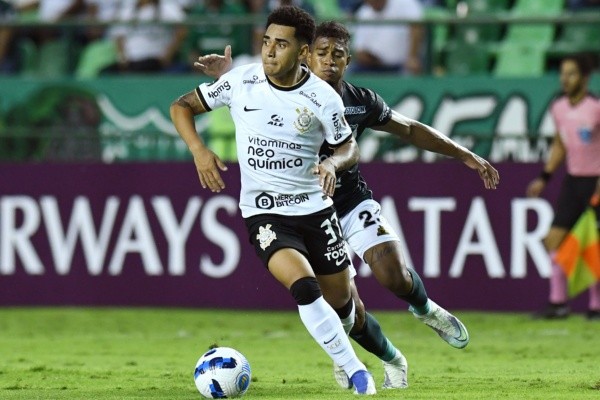 Foto: Vizzor Imagem/AGIF – Du Queiroz não deve sair do meio de campo diante do Boca Juniors