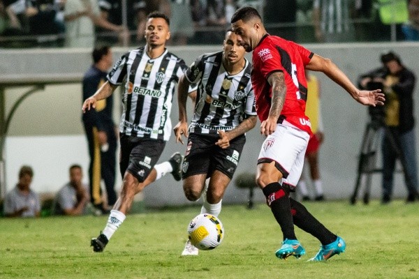 Fernando Moreno/AGIF/ Atlético-GO em campo contra o Atlético-MG. 
