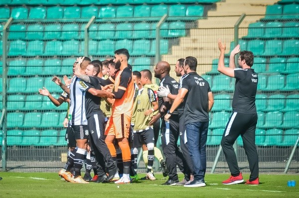  R.Pierre/AGIF/ Figueirense em campo comemorando gol. 