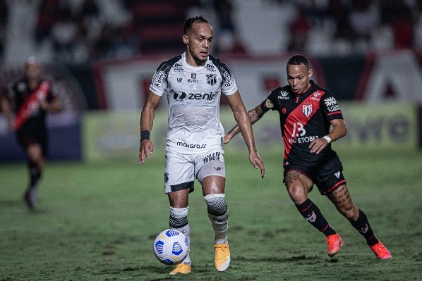Heber Gomes/AGIF/ Atlético-GO em campo.