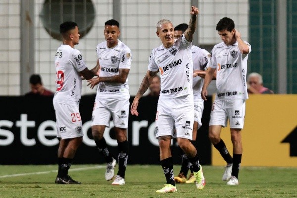 Buda Mendes/Getty Images/ Atlético-MG comemorando gol em campo.