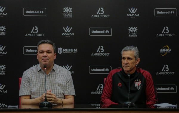Foto: (Flickr Oficial Atlético-GO/Bruno Corsino) - Adson Batista e Jorginho garantem que resolveram suas diferenças para prezar pelo sucesso do Atlético-GO Foto: (Flickr Oficial Atlético-GO/Bruno Corsino) - Adson Batista e Jorginho garantem que resolveram suas diferenças para prezar pelo sucesso do Atlético-GO