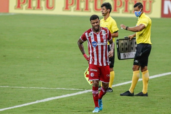 Foto: Paulo Paiva/AGIF – Júnior Tavares deve ser desfalque para as próximas quatro partidas da Série B