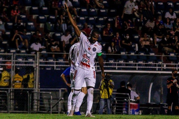 Foto: (Gabriel Machado/AGIF) - A dupla Thales e Reniê tomou quatro gols em seis jogos disputados pelo Operário nesta Série B