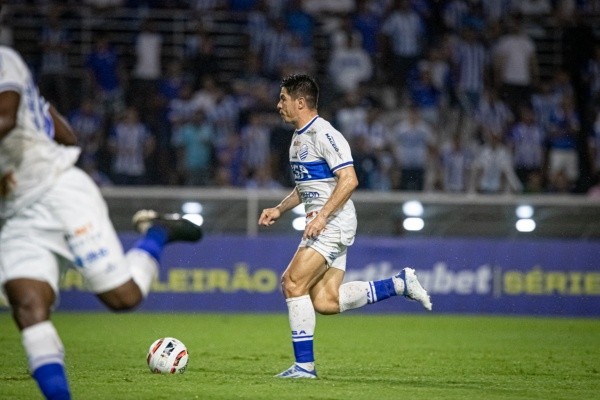 Foto: (Celio Junior/AGIF) - Osvaldo é desfalque certo no CSA para a próxima rodada da Série B
