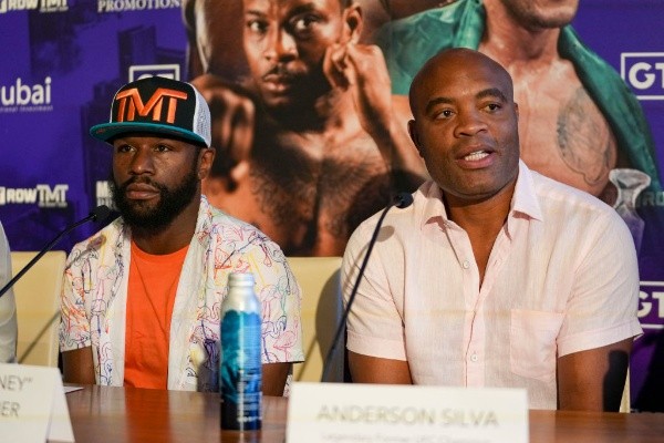 Eric Espada/Getty Images/ Após adiamento, desafio de Anderson Silva e Floyd Mayweather no boxe está remarcado. 