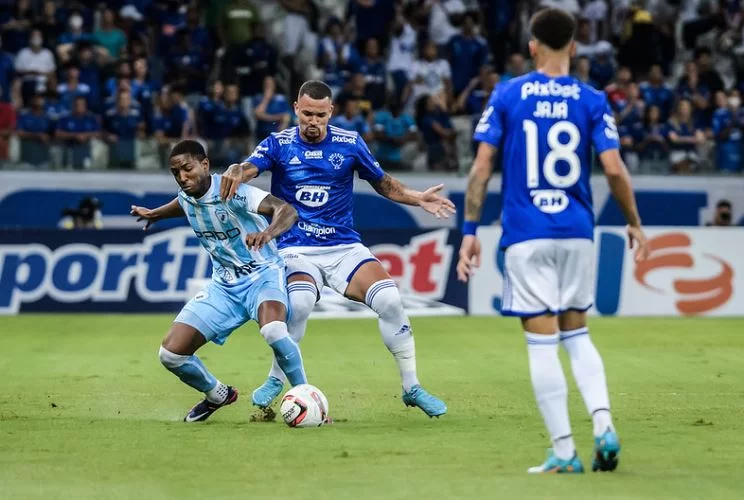 Foto: Gustavo Aleixo/Cruzeiro – Jajá (de costas) e Zé Ivaldo estão cedidos ao Cruzeiro até o fim da Série B