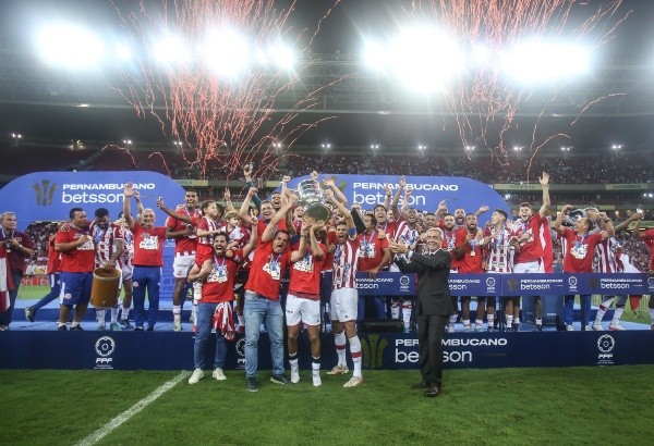 Foto: (Flickr Oficial Náutico/Tiago Caldas/CNC) - Roberto Fernandes quer que o Náutico recupere o espírito que foi campeão do Pernambucano 2022