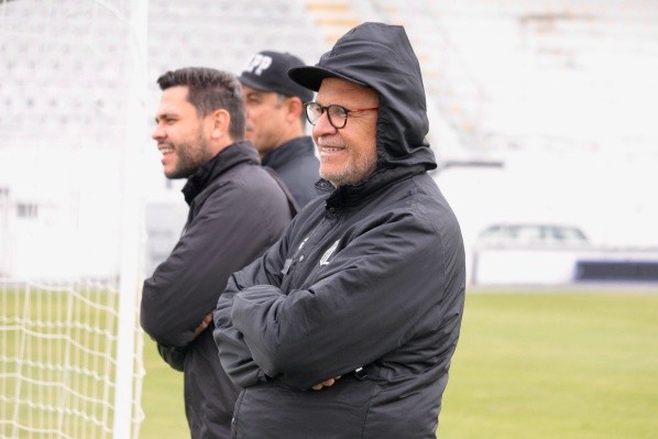 Foto: (Flickr Oficial Ponte Preta/Diego Almeida/PontePress) - Hélio dos Anjos quer que a Ponte Preta seja agressiva dentro de campo 