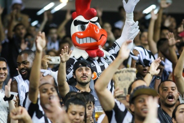 Fernando Moreno/AGIF/ Torcida do Galo na arquibancada. 