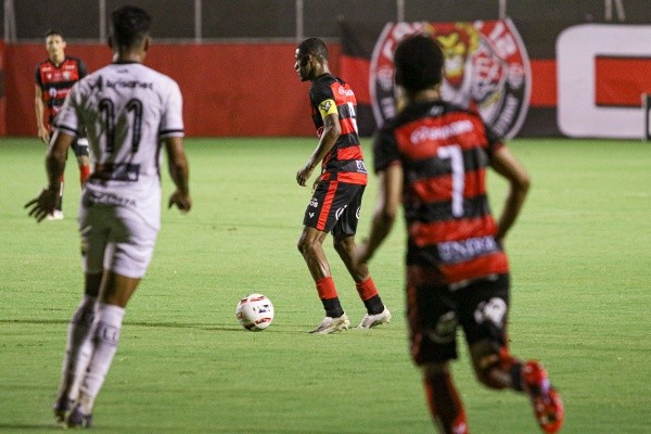 Foto: Renan Oliveira/AGIF – Capitão da equipe, João Pedro falou sobre a situação do Vitória no momento