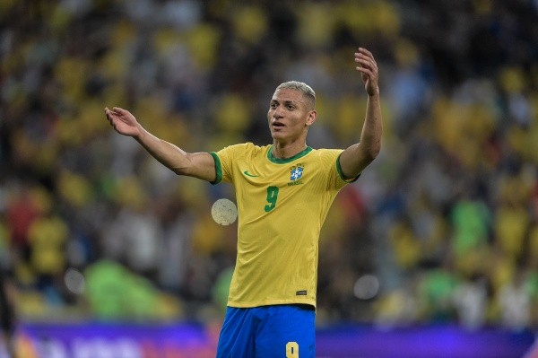 Foto: Thiago Ribeiro/AGIF | Richarlison jogador da Seleção Brasileira comemora seu gol durante partida contra o Chile