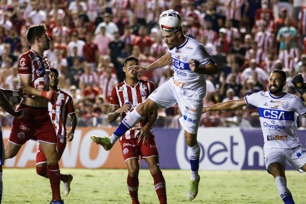 Foto: (Rafael Vieira/AGIF) - Mozart identificou uma falha na bola aérea do CSA diante do Náutico