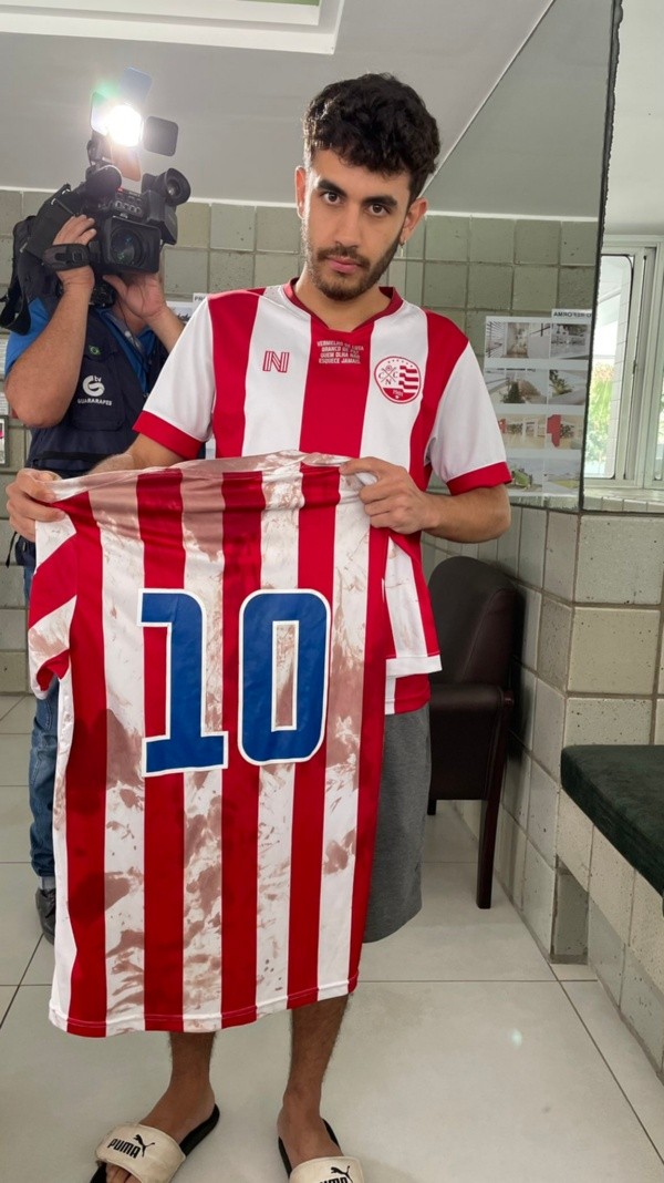 Foto: Reprodução/Internet – Estudante Bruno Campos foi atingido com uma pedra e ficou ensanguentado