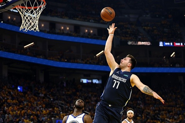 Doncic liderou os Mavericks no jogo 2. Créditos: Getty Images