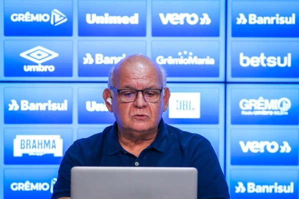 ( FOTO: LUCAS UEBEL/GREMIO FBPA ) Mário Fernandes entra na mia do Grêmio