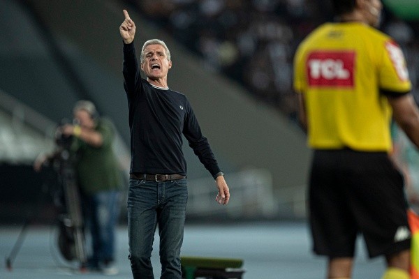 Foto: (Jorge Rodrigues/AGIF) - Luís Castro também tem pregado pés no chão no Botafogo