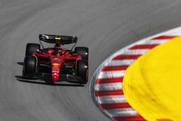  Lars Baron/Getty Images/ Sainz na pista do GP da Espanha. 