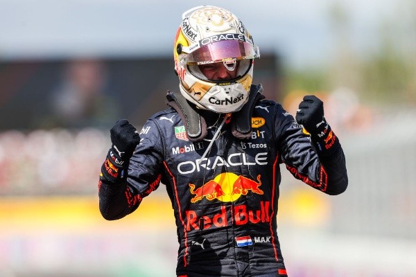 Peter Fox/Getty Images/ Verstappen em comemorando a vitória no GP da Espanha. 