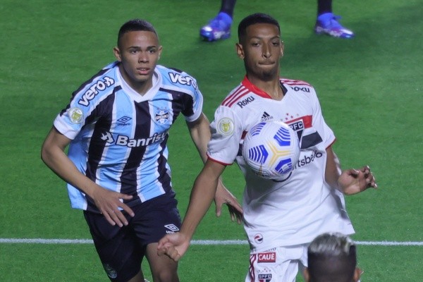 Talles Costa em ação com a camisa do São Paulo (Foto: Marcello Zambrana/AGIF)