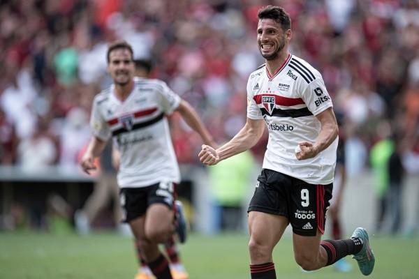 Jorge Rodrigues/AGIF/ Calleri comemorando gol. 