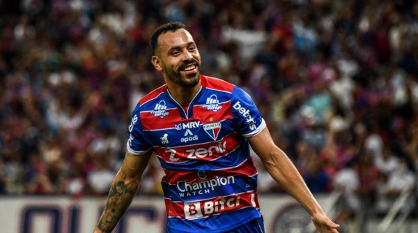 Moisés com a camisa do Fortaleza (Foto: Kely Pereira/AGIF) Moisés com a camisa do Fortaleza (Foto: Kely Pereira/AGIF)