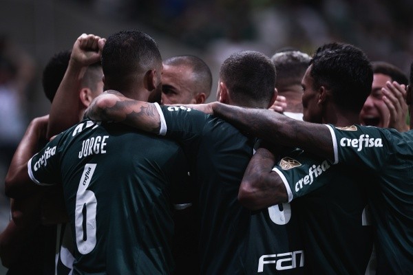 Ettore Chiereguini/AGIF/ Palmeiras comemorando gol. 