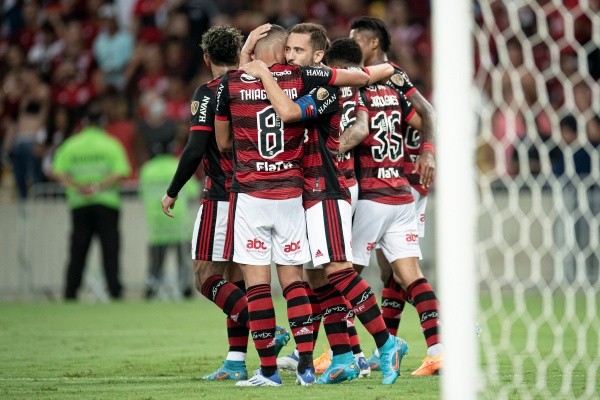 Jorge Rodrigues/AGIF/ Flamengo em campo pela Libertadores comemorando gol. 