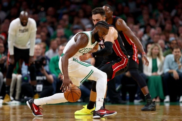 Elsa/Getty Images/ Celtics atropelam o Miami Heat e empatam a série final da Conferência Leste. 