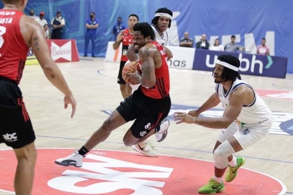 Helena Petry/CRF/ Time Flmanego em quadra