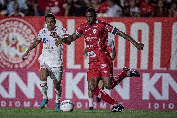Foto: (Heber Gomes/AGIF) - Rafael Donato foi substituído por Alisson Cassiano na zaga do Vila Nova