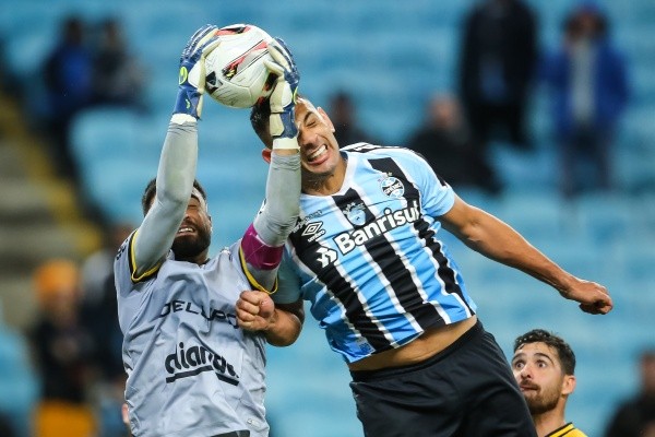 Foto: (Pedro H. Tesch/AGIF) - Gustavo foi o grande nome do Criciúma para segurar o Grêmio, fora de casa