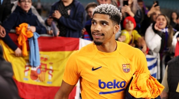 Ronald Araújo com a camisa do Barcelona (Foto: Getty Images)