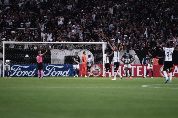 Ettore Chiereguini/AGIF/ Corinthians comemorando gol na Arena. 
