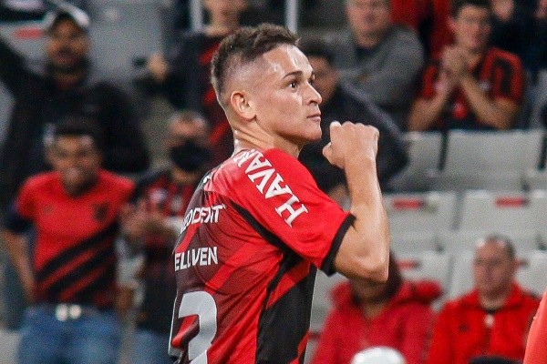 Khellven tem ganhado oportunidade com Felipão no Athletico (Foto: Gabriel Machado/AGIF)