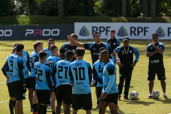 Foto: (Ricardo ChicarelliLondrina EC) - Adilson e sua comissão técnica vinham fazendo experimentos no Tubarão