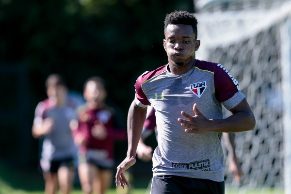 Foto: Marcello Zambrana/AGIF – Thiago Mendes defendeu o São Paulo no Brasil antes de rumar para a Europa