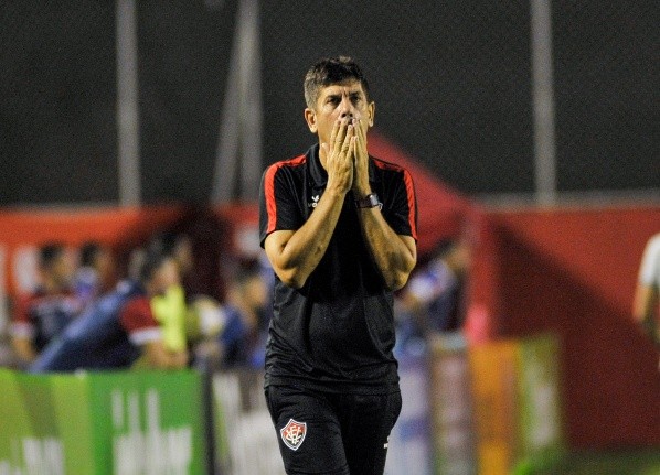 Foto: (Jhony Pinho/AGIF) - Fabiano Soares foi obrigado a mexer na escalação do Vitória devido aos desfalques