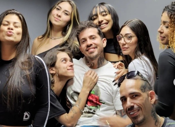 Influencer com suas esposas. Reprodução/Instagram Arthur O Urso