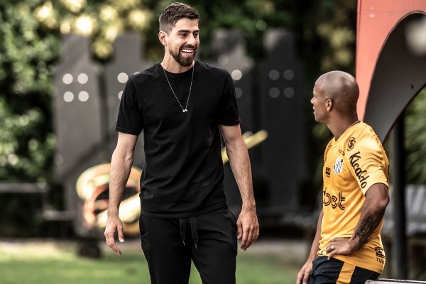 Foto: (Ivan Storti/Santos FC) - Luan Peres garantiu presença na Vila Belmiro neste domingo (29) para assistir ao clássico entre Santos e Palmeiras