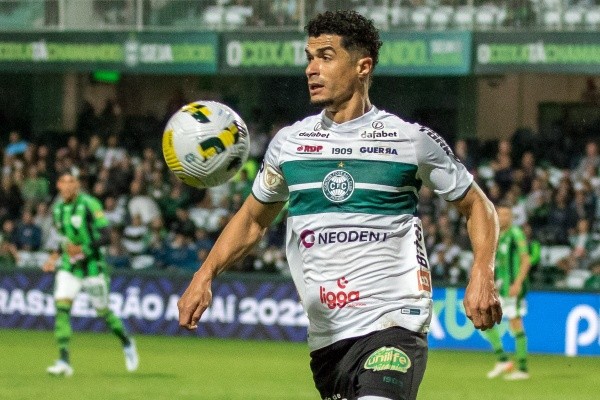 Foto: (Robson Mafra/AGIF) - Egídio é um dos desfalques de última hora do Coritiba