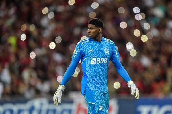 Hugo Souza com a camisa do Flamengo (Foto: Thiago Ribeiro/AGIF)