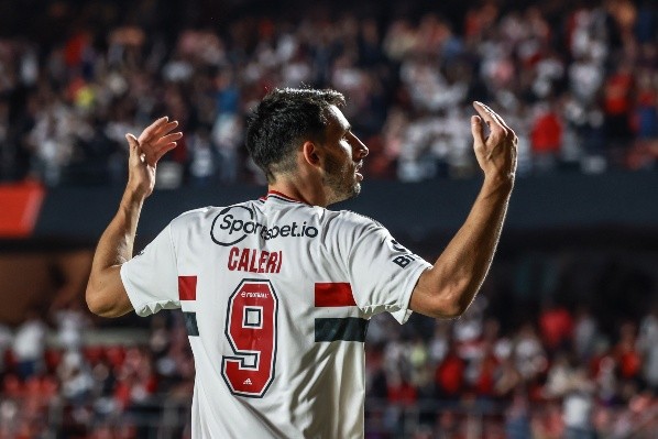 Foto: (Marcello Zambrana/AGIF) - Calleri comemora seu gol no São Paulo com a torcida