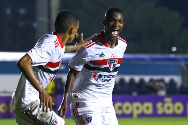  Marcello Zambrana/AGIF/ Vitinho comemorando gol com a camisa do São Paulo. 